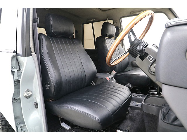 新品クラシックシートカバー装着済み♪