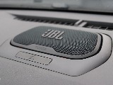 音響システムはJBLが標準装備！持ち運び可能なスピーカーでアウトドアにもピッタリ！