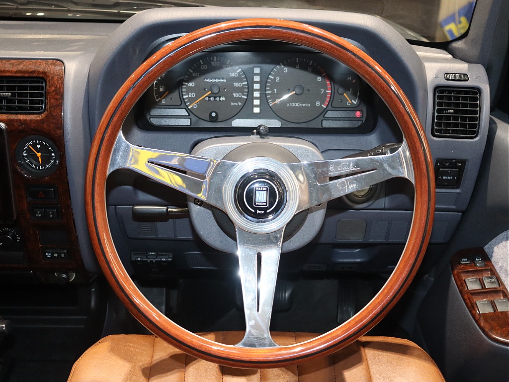 NARDIのウッドステアリング！ウッドならではの触り心地にクラシックな見た目で車内をよりオシャレな空間へと変貌させます！
