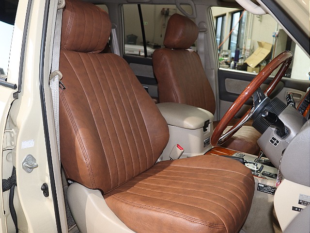 オリジナルシートカバーキャメルを着用！