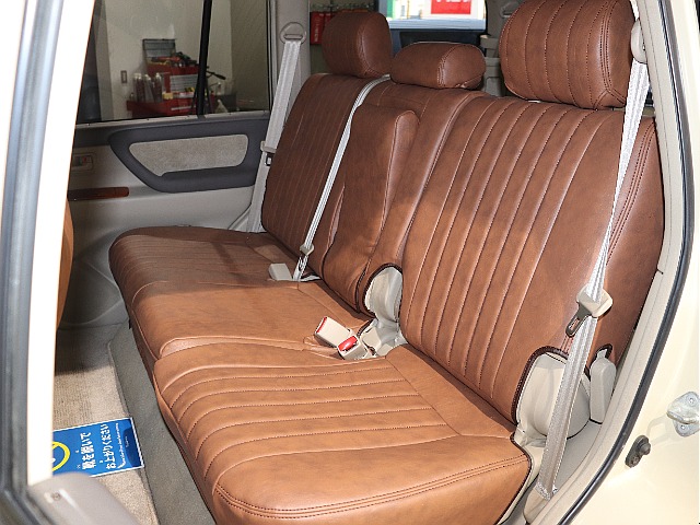 後列もオリジナルシートカバーキャメルを着用！