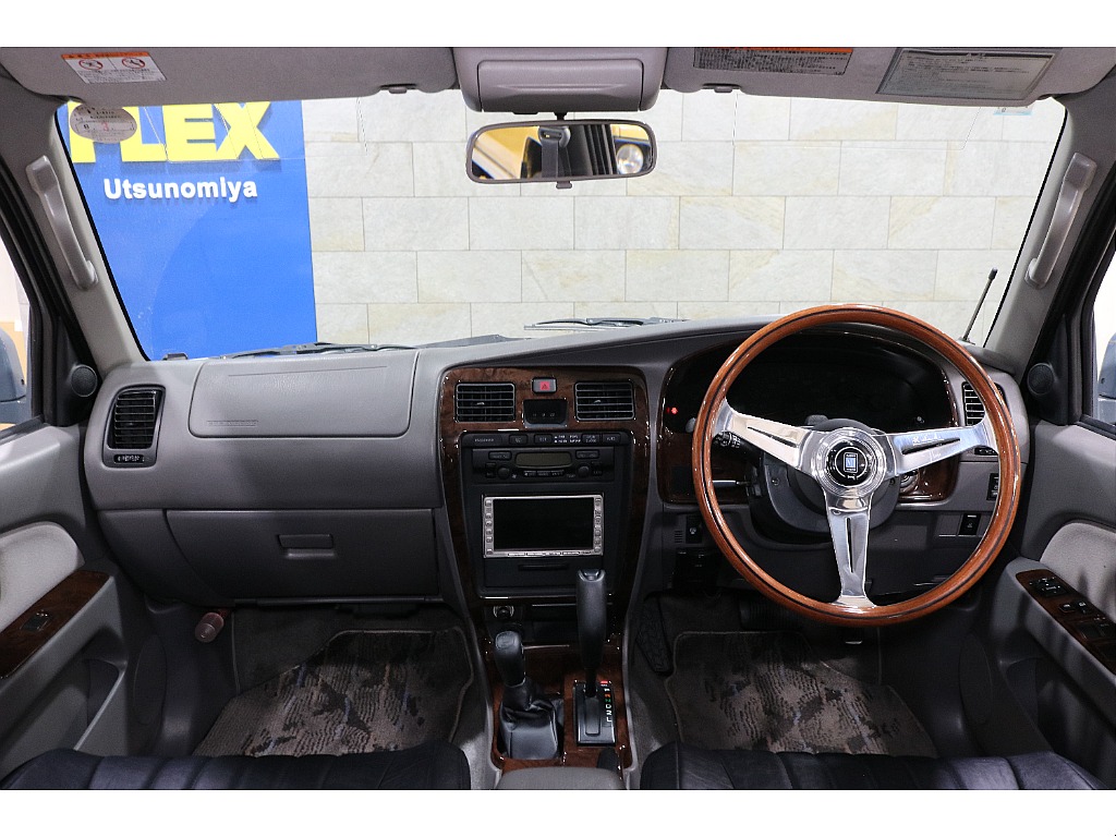 木目調パネルがナルディステアリングとの相性バツグンです！