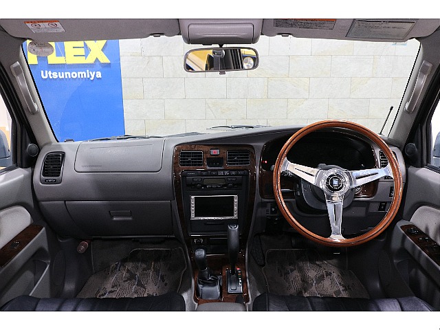 木目調パネルがナルディステアリングとの相性バツグンです！