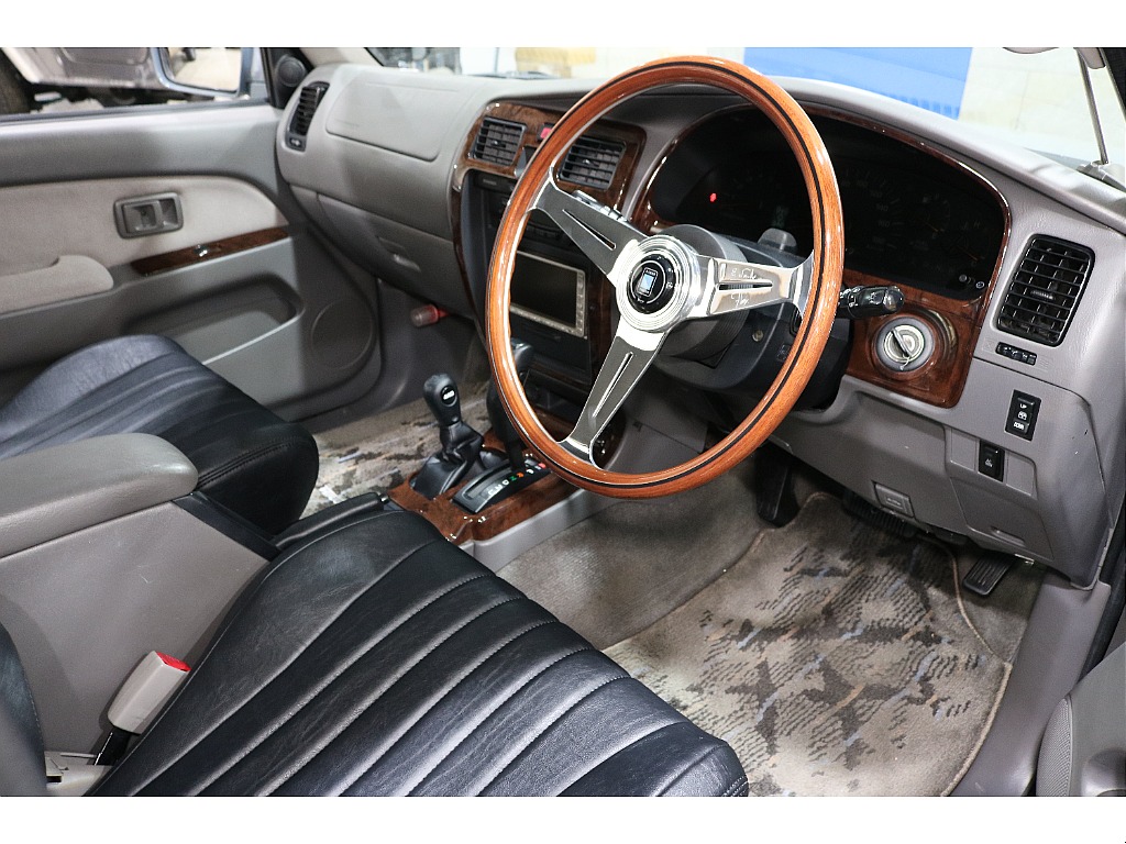 運転席のドアを開けた際の視線をイメージしました。是非乗り込んだ雰囲気を想像してみてください。