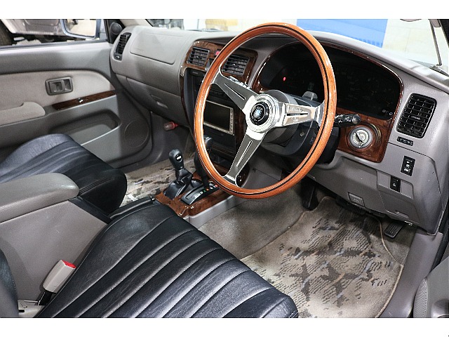 運転席のドアを開けた際の視線をイメージしました。是非乗り込んだ雰囲気を想像してみてください。