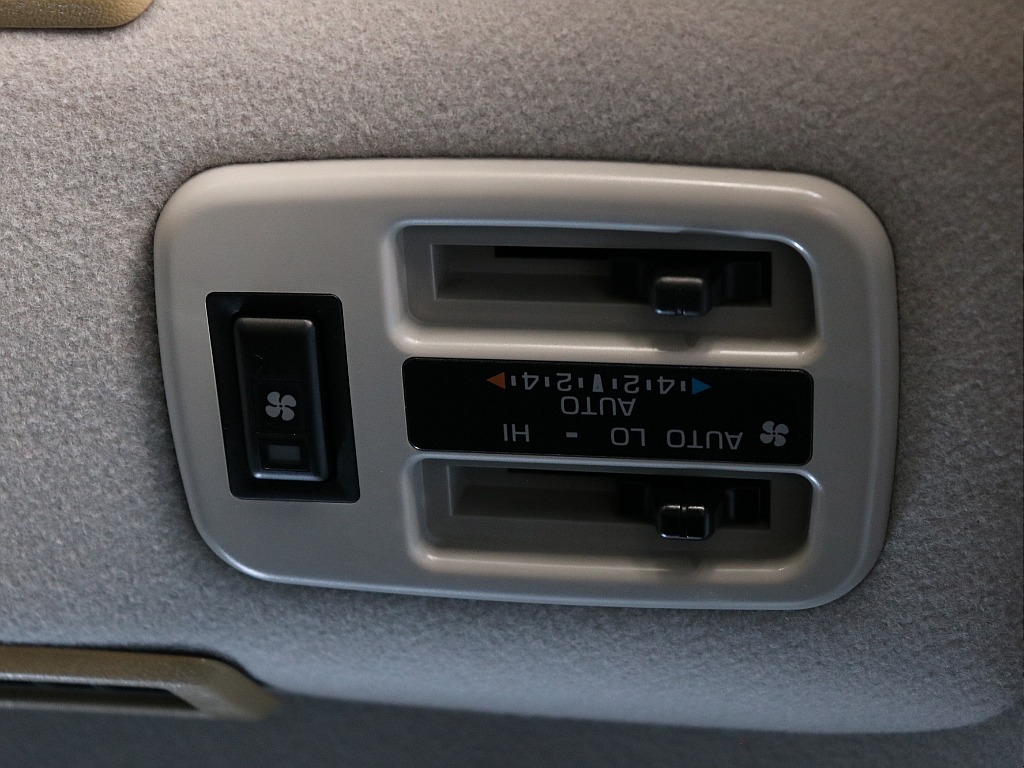 後部エアコン操作部！