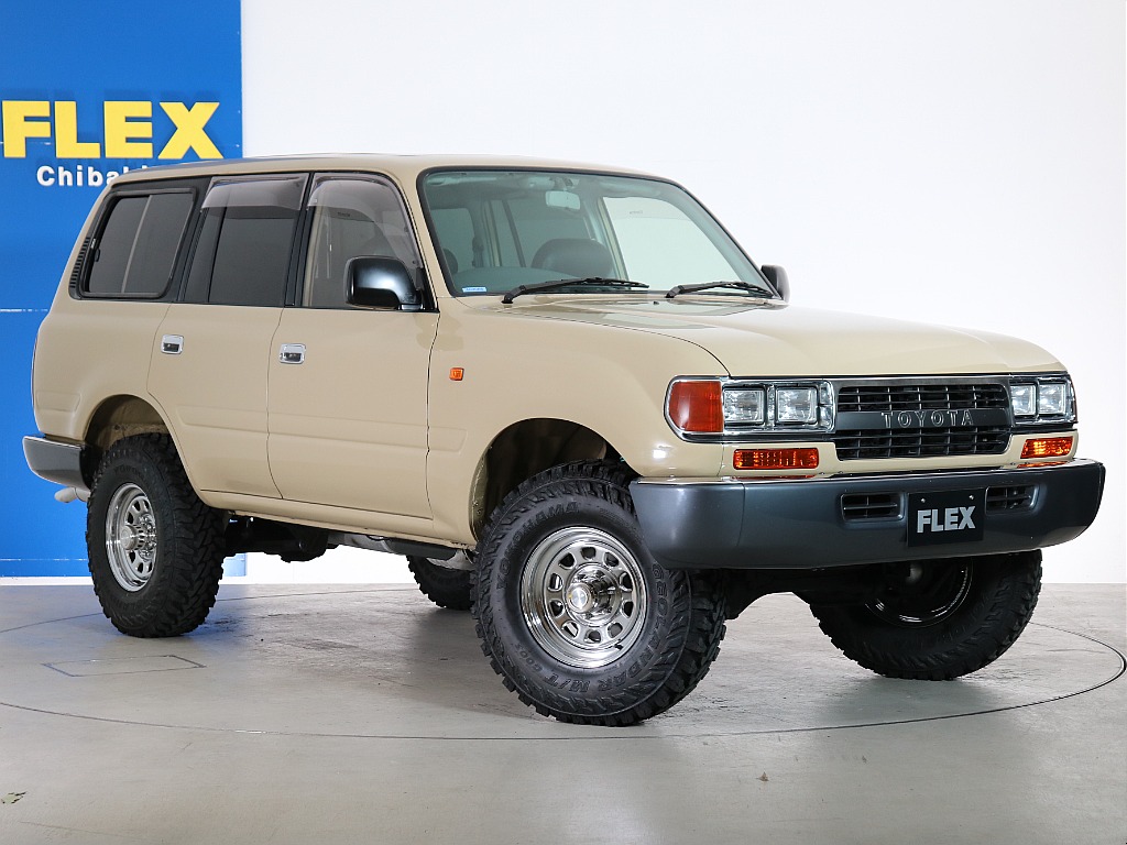 横文字TOYOTAグリルがカッコイイですね！角目4灯ヘッドライトとの相性もGOOD！