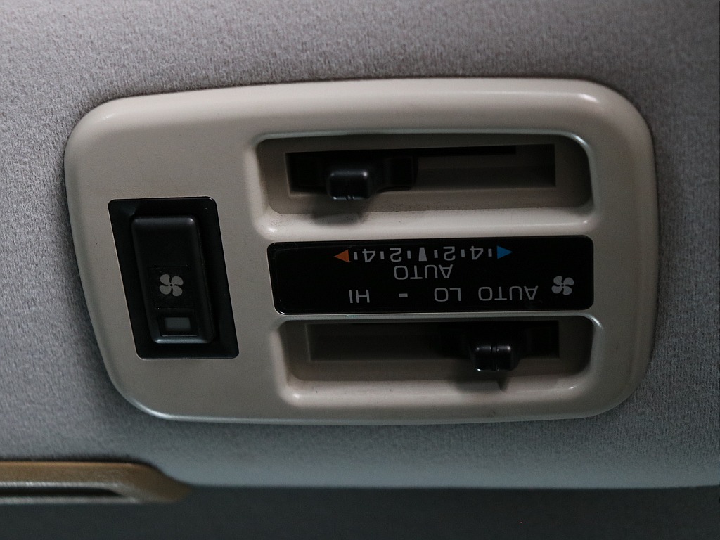 後部エアコン操作部！