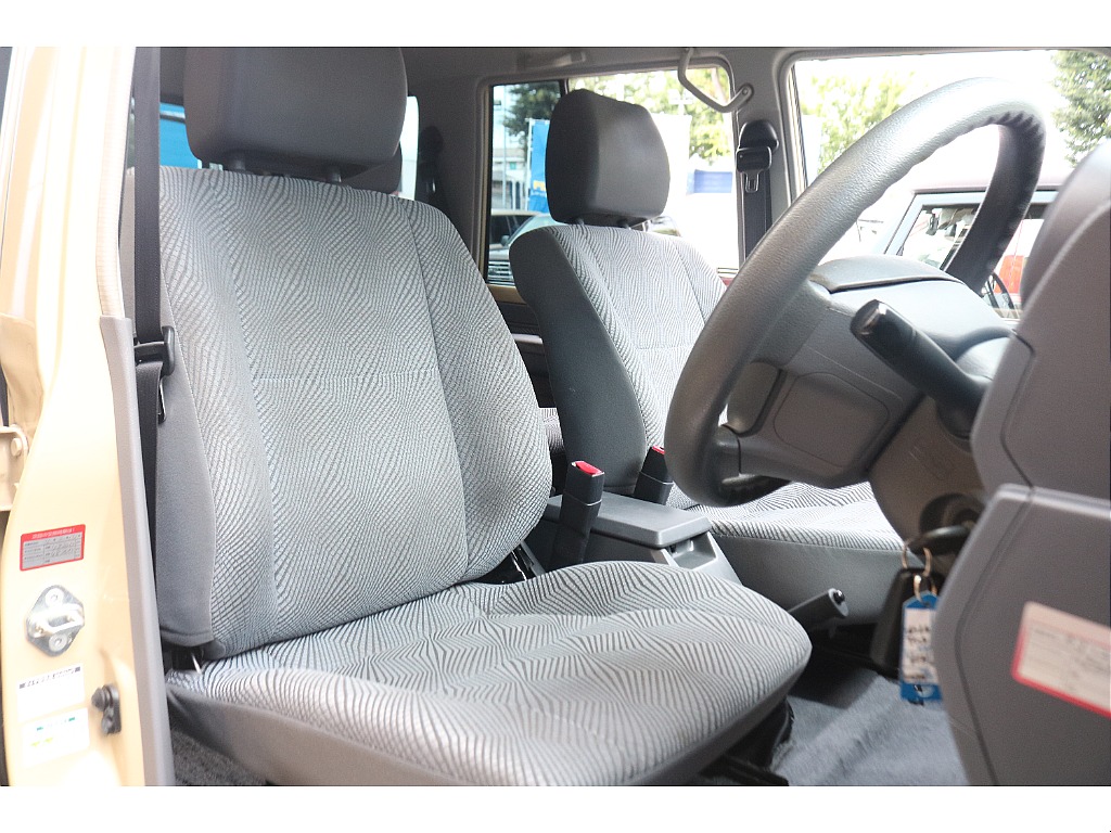運転席はシートのへたりなど見受けられず、綺麗な状態です！