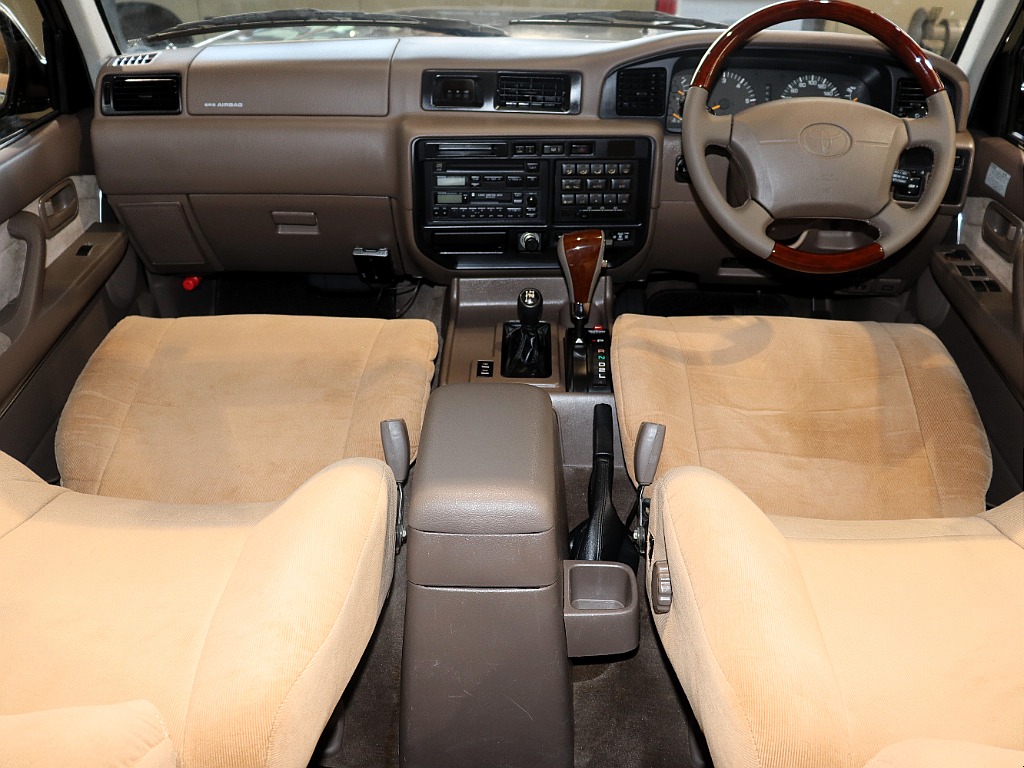 車内はお洒落な茶内装！ウッドコンビハンドルはに握りやすいグリップ部分で運転がしやすい！