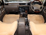 車内はお洒落な茶内装！ウッドコンビハンドルはに握りやすいグリップ部分で運転がしやすい！