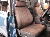 運転席には社外シートカバー装着済み♪
