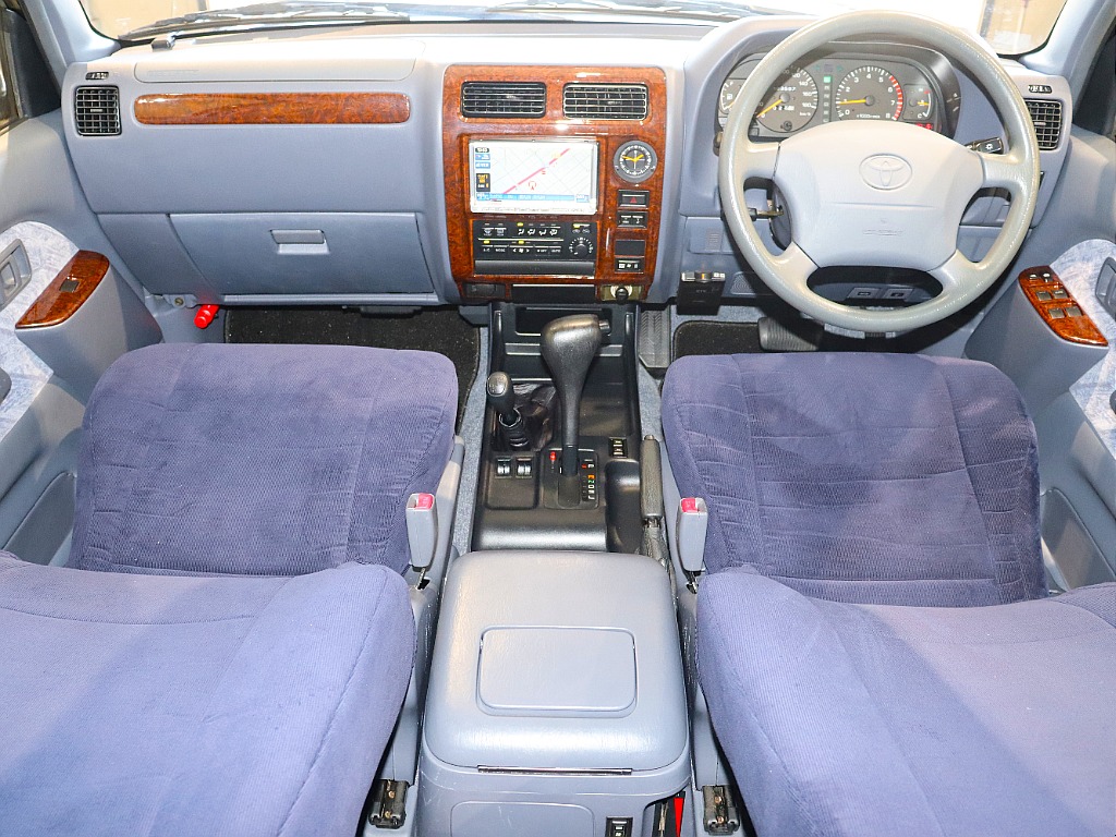 内装はFLEXオリジナルシートカバーを着用！ブルーカラーがライノグレーに似ていて統一感がでますね！