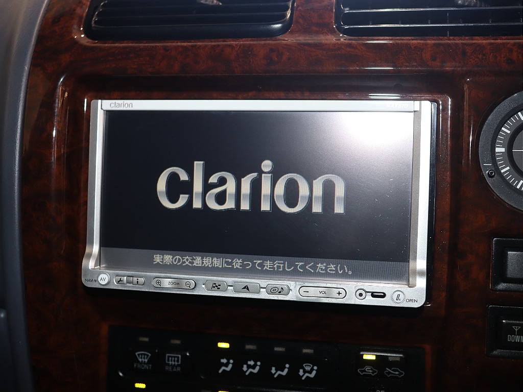 CLARIONカーナビ搭載！日本初の老舗自動車機器メーカーのナビ搭載！カーオーディオなど最新機種並みに不便なく使用可能！