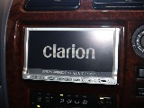 CLARIONカーナビ搭載！日本初の老舗自動車機器メーカーのナビ搭載！カーオーディオなど最新機種並みに不便なく使用可能！