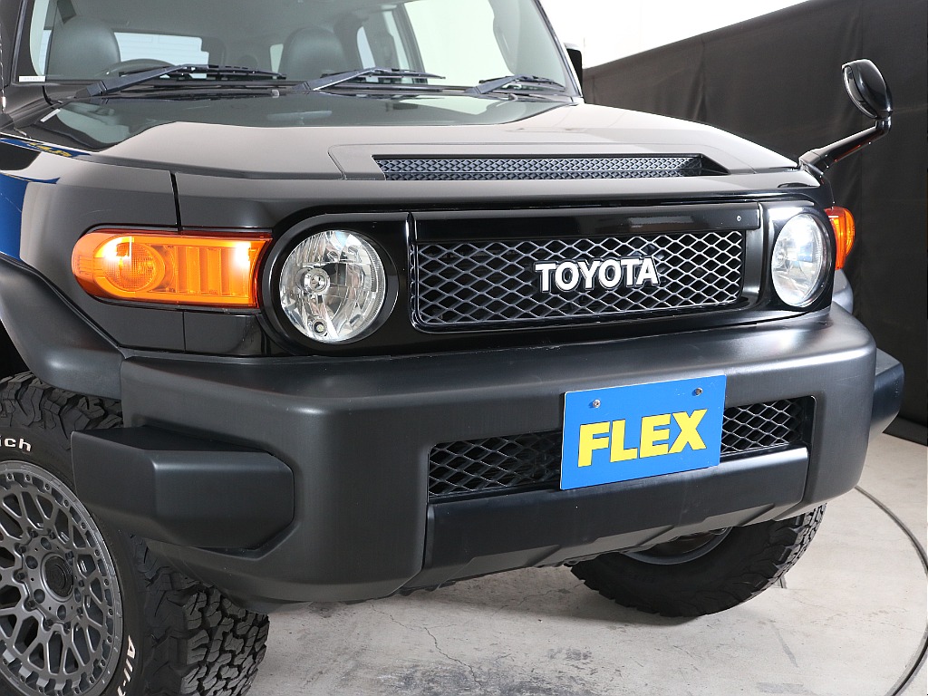 グリルを艶アリブラックに塗装することでボディカラーと一体感がでますね♪