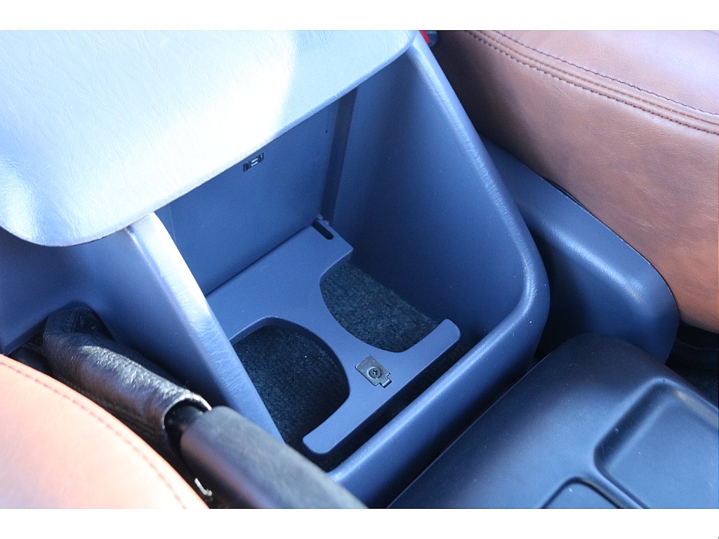 センターコンソールにドリンクホルダーが装備されています！