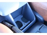 センターコンソールにドリンクホルダーが装備されています！