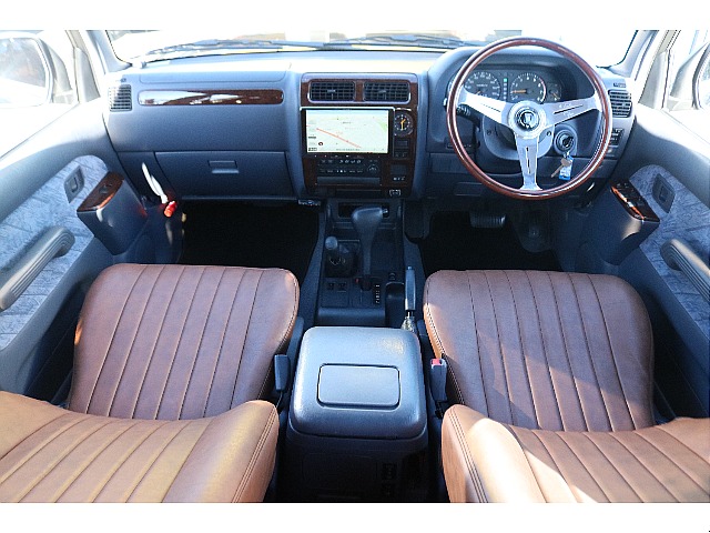 内装はグレーを基調にブラウンシートカバーを新品装着！