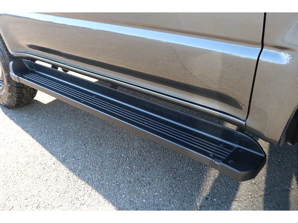 サイドステップも装備しているので乗り降りも安心ですね♪