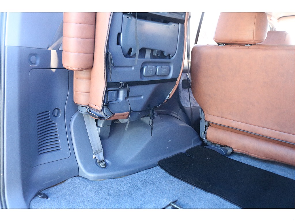 三列目シートは跳ね上げ式！