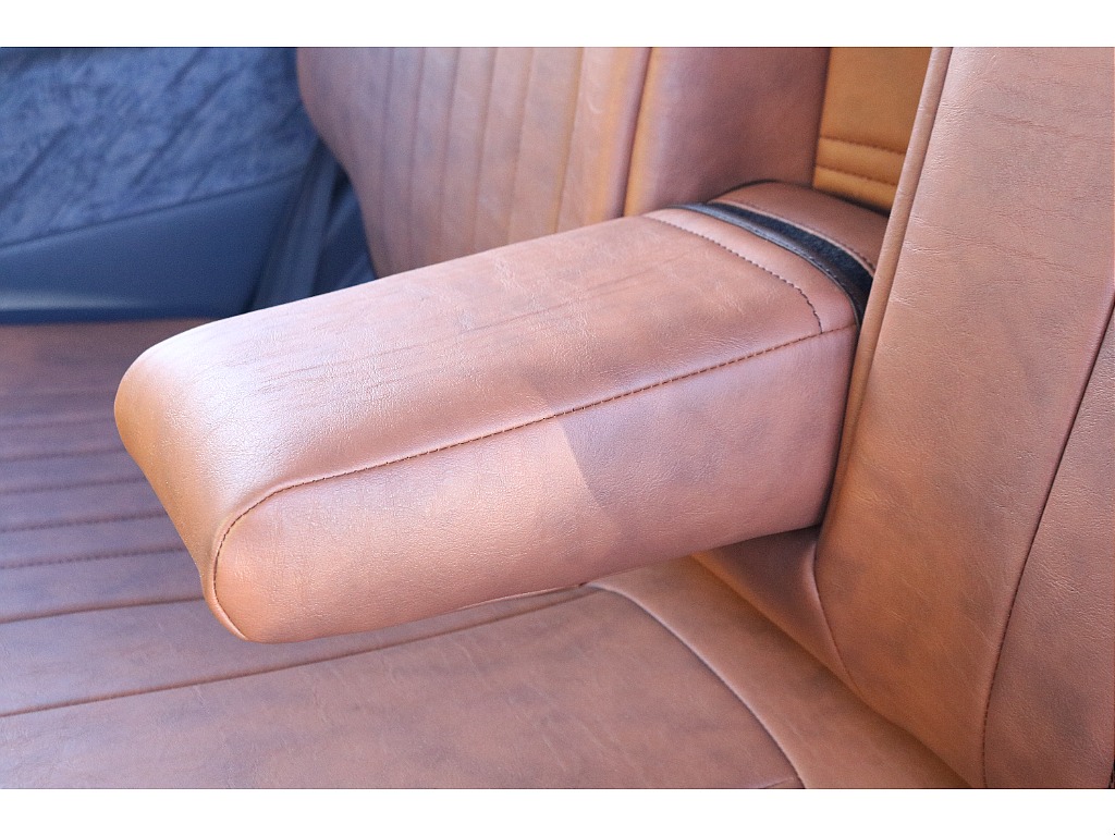 アームレストも装備しているので二列目もゆったりとくつろぐことが可能です。