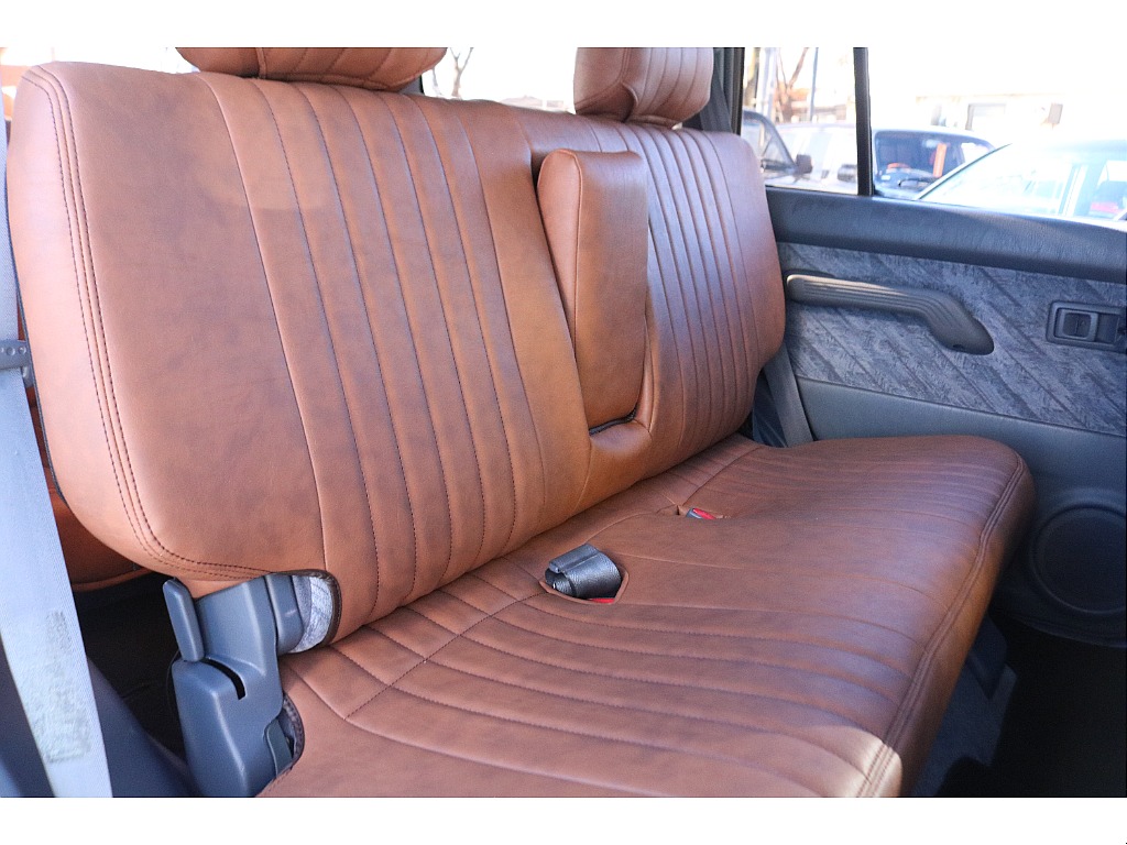 セカンドシートはベンチタイプとなっています！