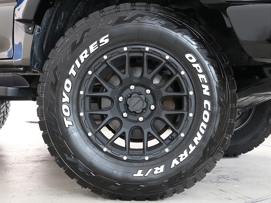 【新品】TOYO　OPENCOUNTRY　R/Tタイヤ（285/70/R17）×【新品】マッドヴァンス17インチAW