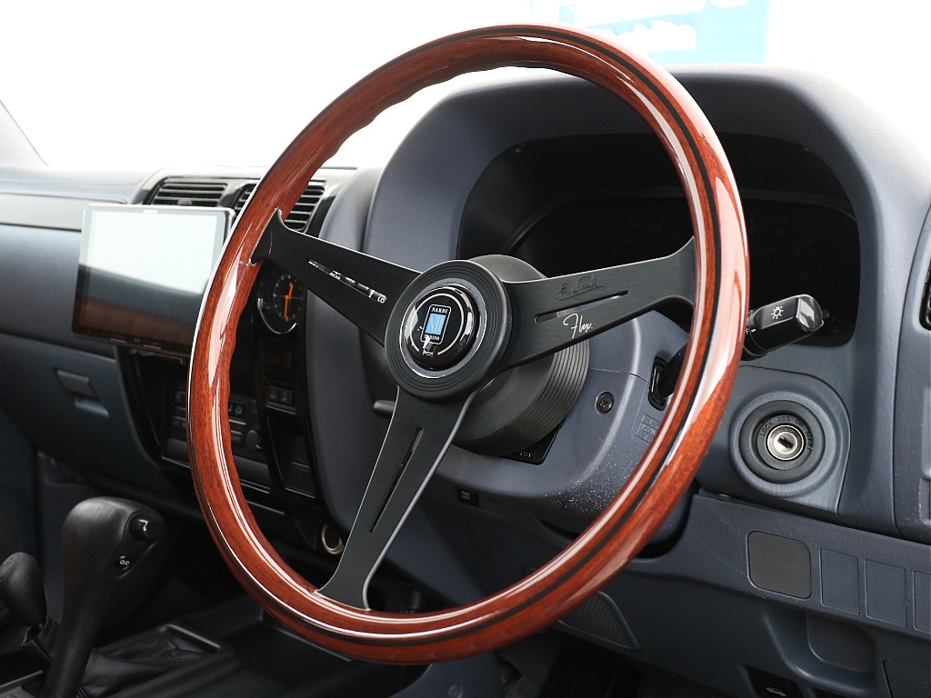 大人気NARDIのブラックポリッシュステアリングも最初から装備済み！
