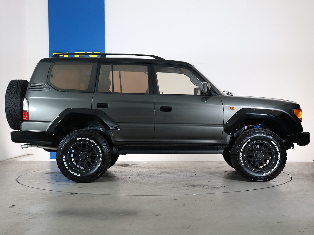 新品コイルで2インチリフトアップしていますが、サイドステップもついているので、小さいお子さんや女性も乗り降りしやすいです！