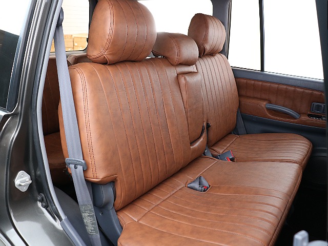 2列目も同様のシートカバーを装着済み、3人掛けです！