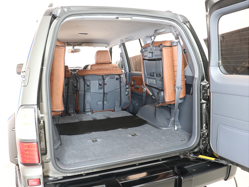 3列目シート付の8人乗りです！使わないときは跳ね上げて広いラゲッジスペースも確保できちゃいます！
