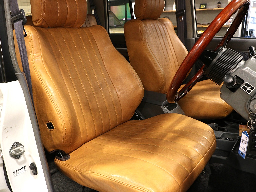 運転席シートは使用感が特に出る部分。こちらも使用感は少ない新品シートカバー装備。
