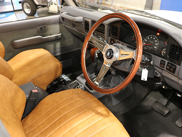 運転席から乗り込むようなイメージで撮影いたしました。