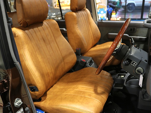 運転席シートは使用感が特に出る部分。新品シートカバー装備しておりフレッシュな気分でお乗りいただけます。