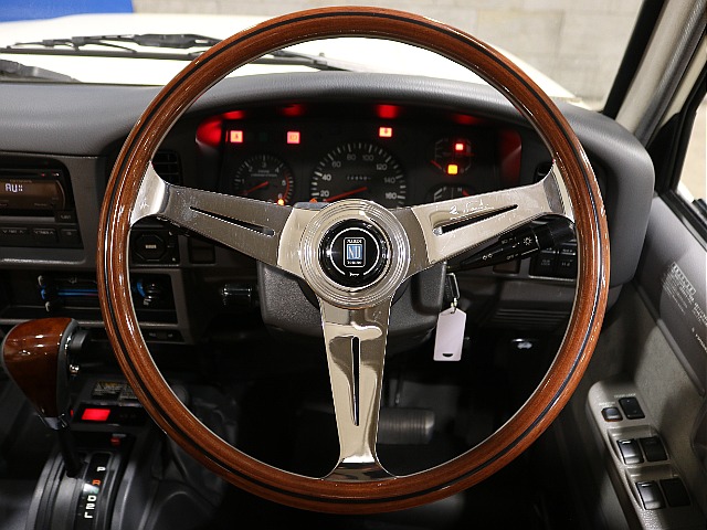 高額カスタムのNARDIステアリングが装備済み！