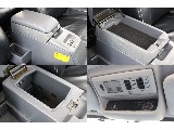 大容量のセンターコンソールは2段に分けてお使いいただけます！利便性も優れた1台ですね！