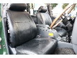運転席は体をしっかりホールドしてくれる形状になっております！