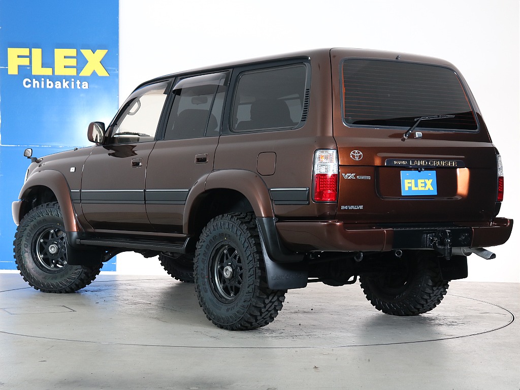 ランクル80ならではのボディ―！丸みも有りますがリフトアップにより迫力も増しております！