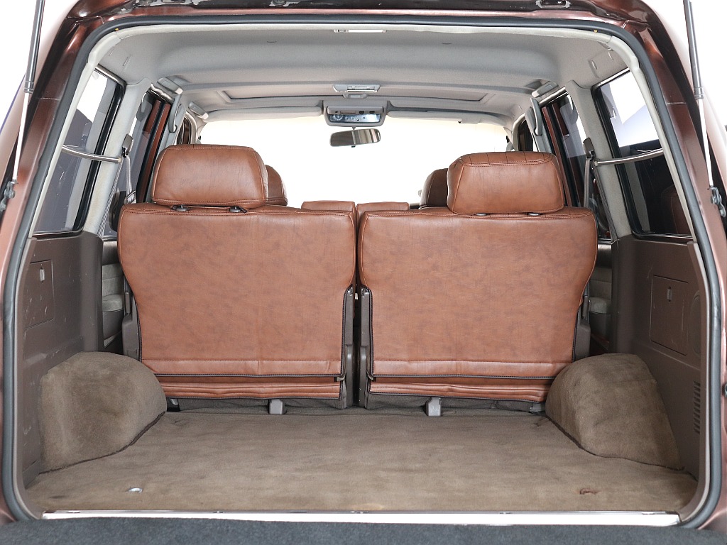 ディーゼル車両は貨物車両登録の為ラゲッジスペースは広々とした空間になっております！