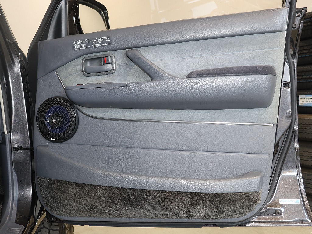 内張りも目立つ傷や汚れがなく綺麗な状態に保たれております！