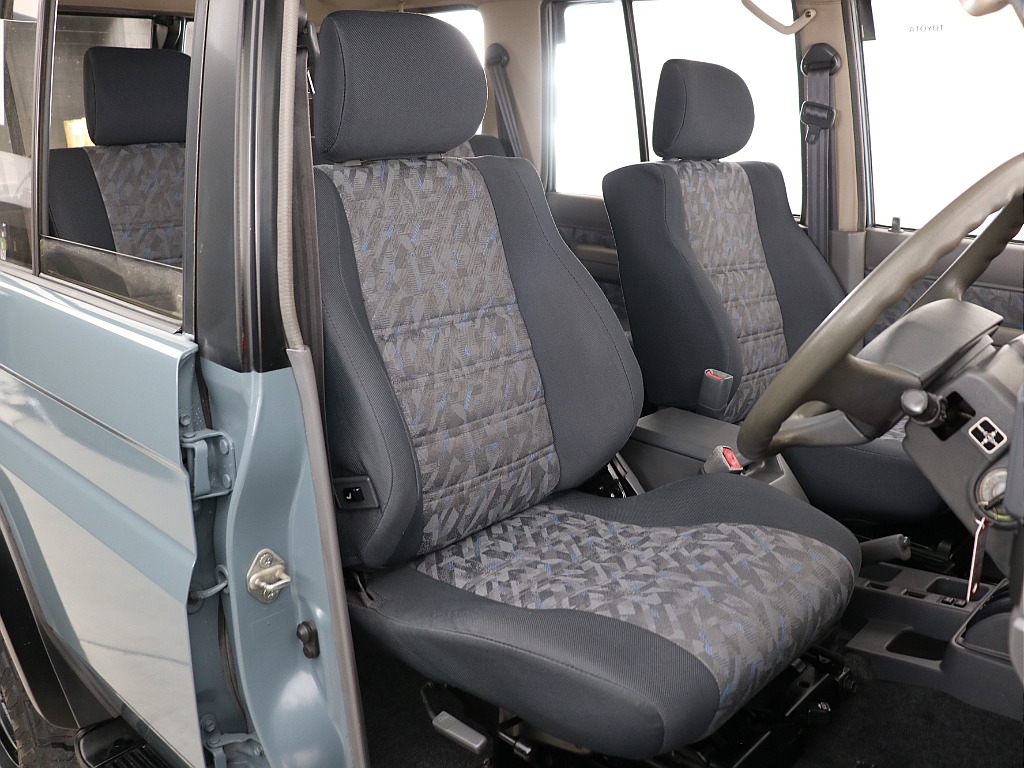 運転席にも使用感は少なく綺麗に保たれている印象です！