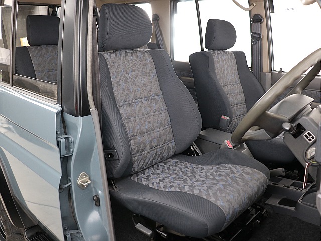 運転席にも使用感は少なく綺麗に保たれている印象です！