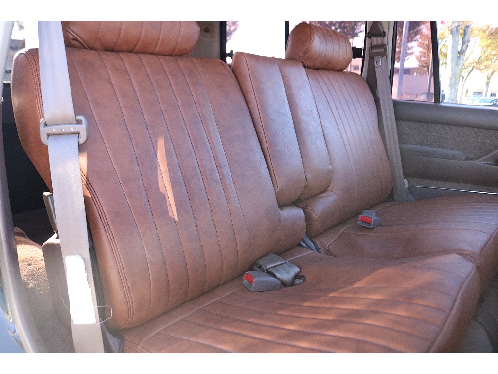 セカンドシートは成人男性2名が乗車しても余裕のあるスペースです！