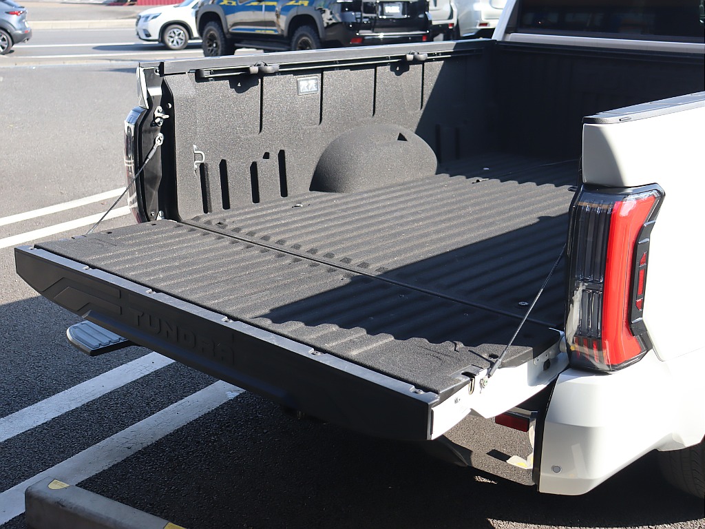 メーカーオプションのベッドライナー装備！