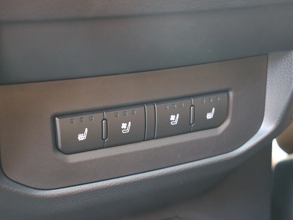 シートヒーター＆クーラー装備で快適装備も満載！