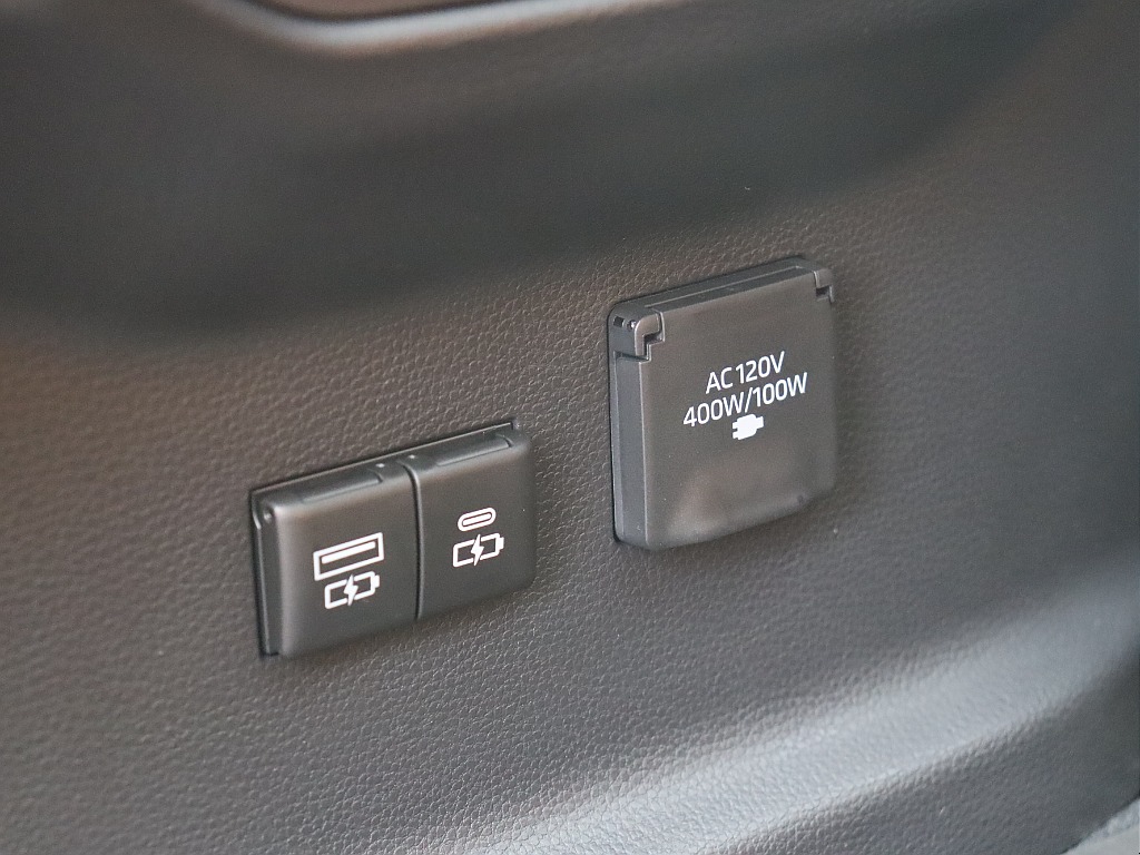 お車の各所に電源ソケットがございます！