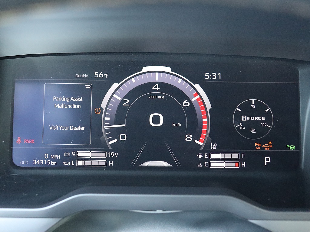 デジタルメーター！近未来なレイアウトで運転中のテンションも上がりますね！