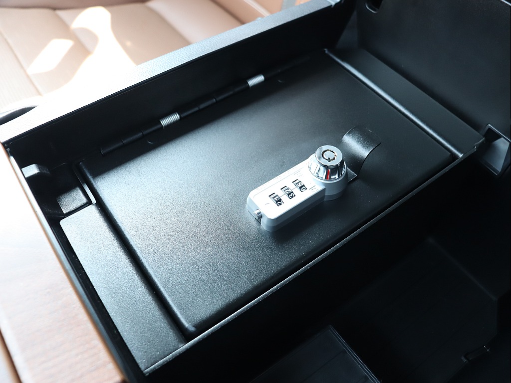 センターコンソールボックス内には金庫も装備！