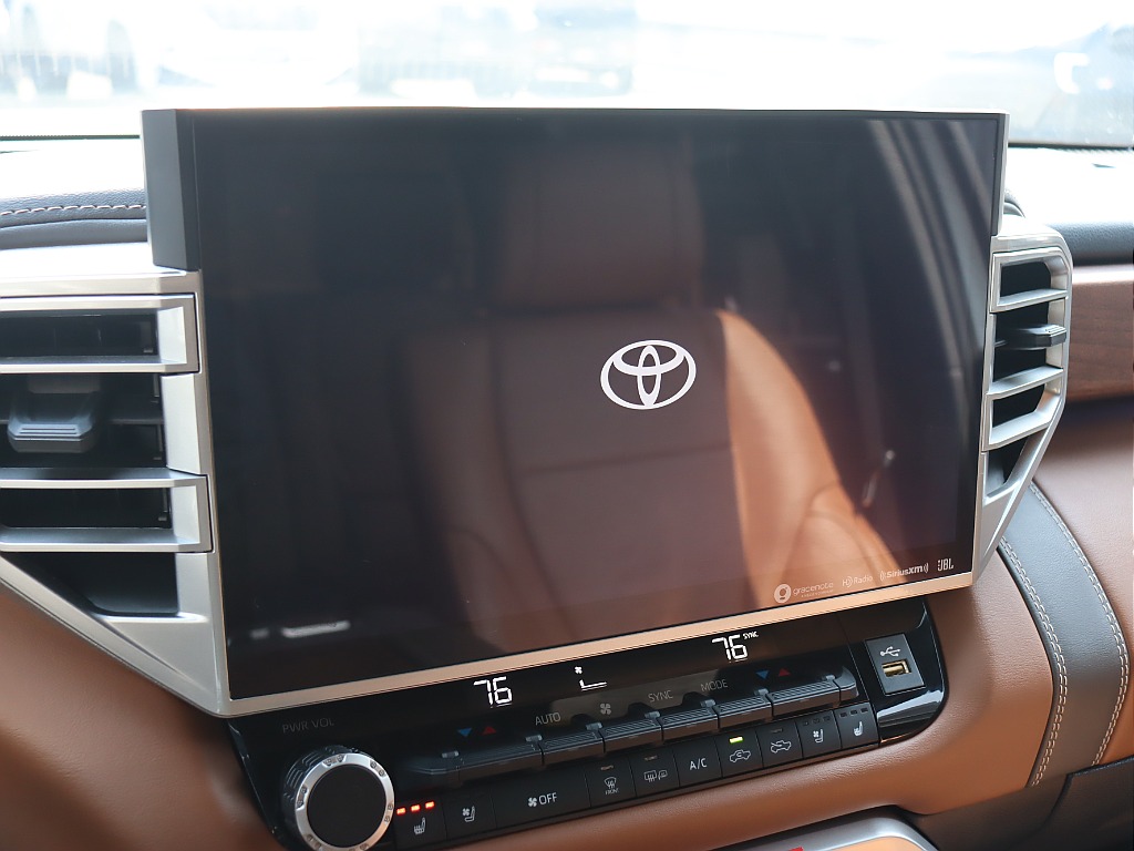 14インチ大型タッチパネルモニター！